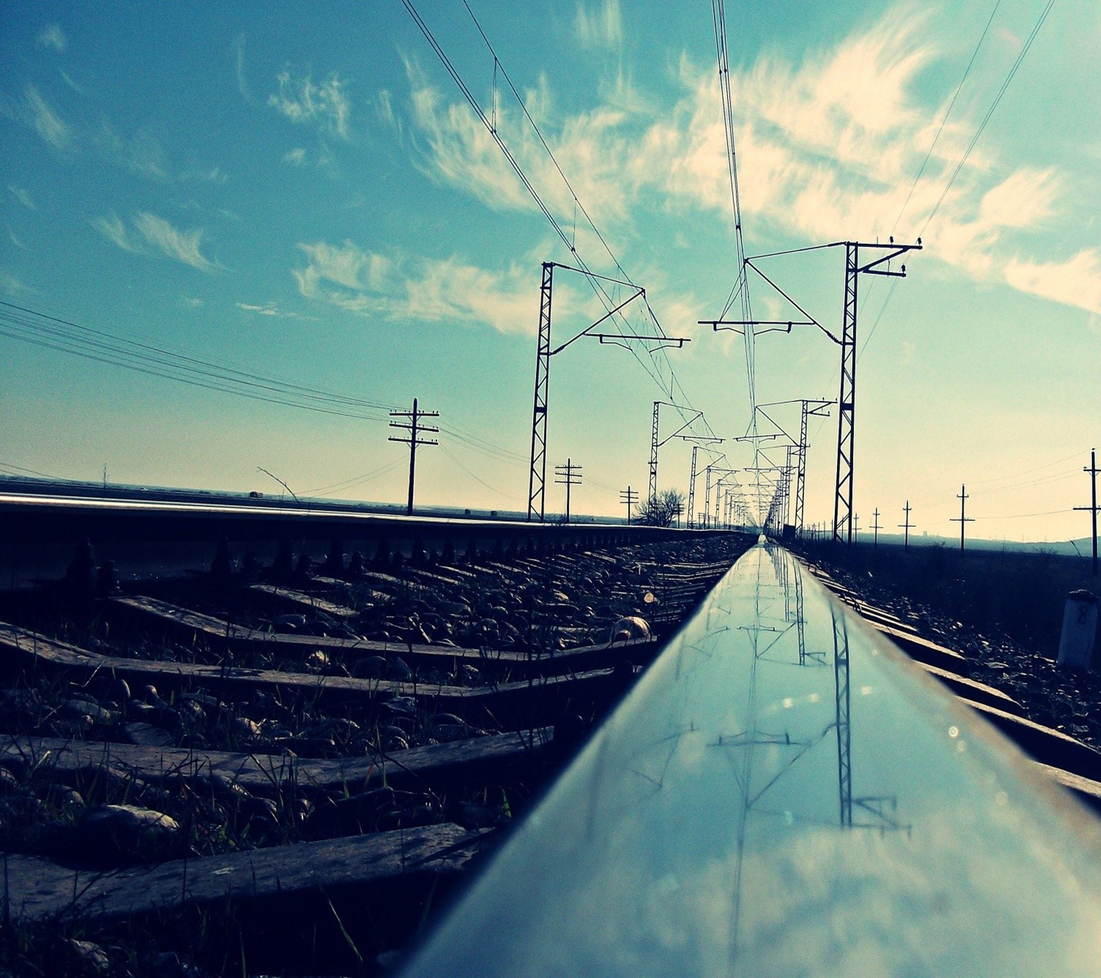 Il y a un train qui descend les voies pendant la journée (rel, train)