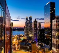 Horizonte de la ciudad de Nueva York al anochecer: Una vista de torres y luces urbanas