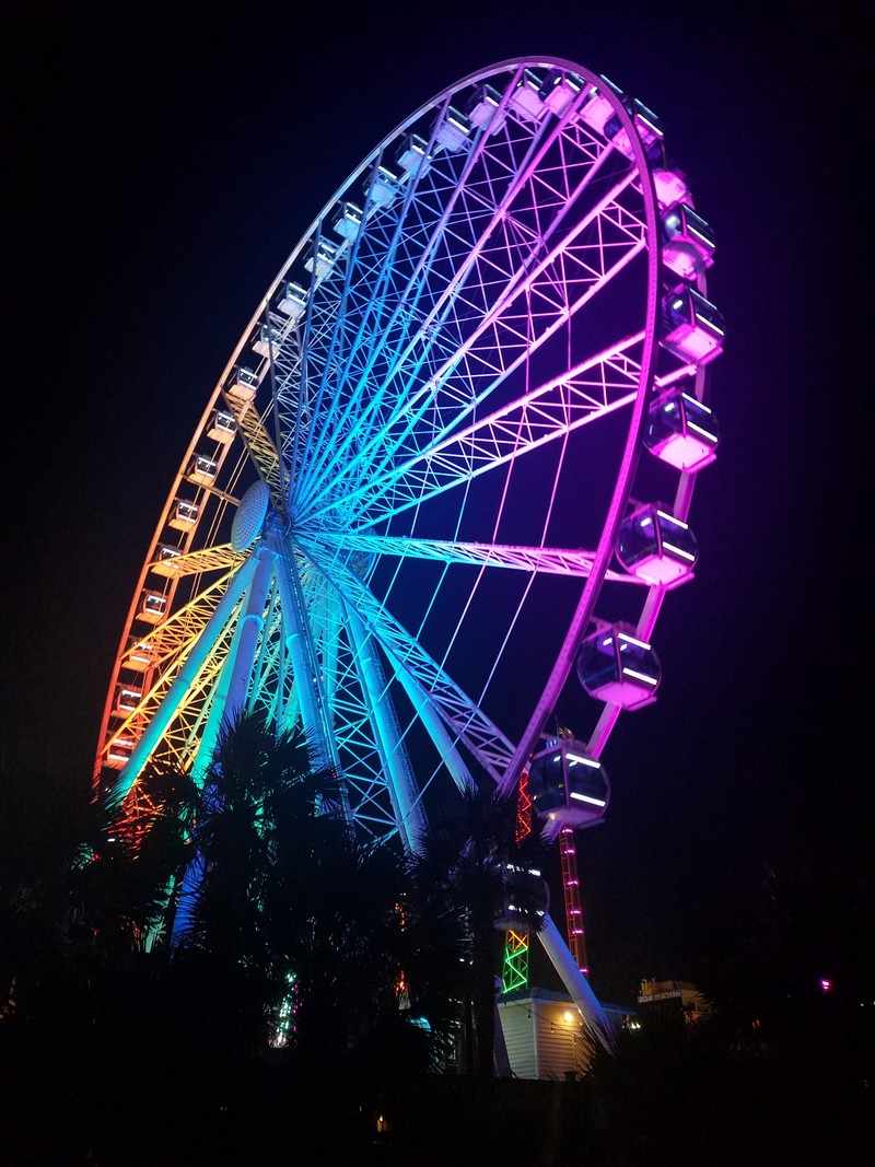 Roda gigante com luzes coloridas na escuridão da noite. (colorido, roda gigante, myrtle beach, noite, roda do céu)