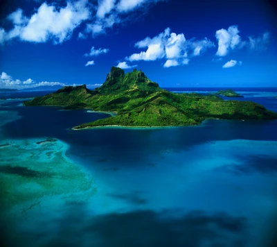 Bora Bora: Um paraíso tropical com montanhas verdes exuberantes e águas cristalinas