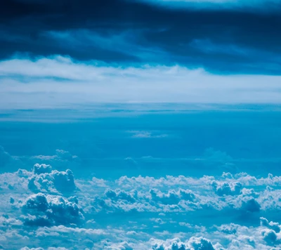 Amplio cielo azul con nubes esponjosas