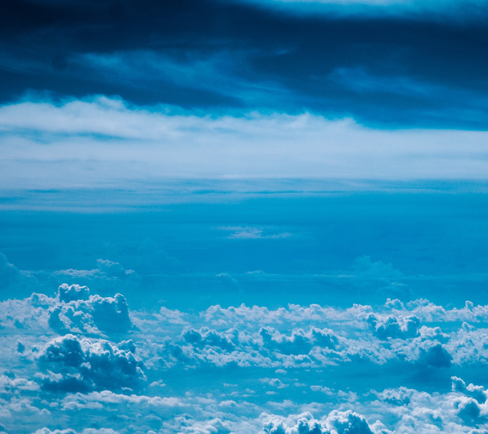 Un avion vole au-dessus des nuages dans le ciel (bleu, nuages, nature, ciel)