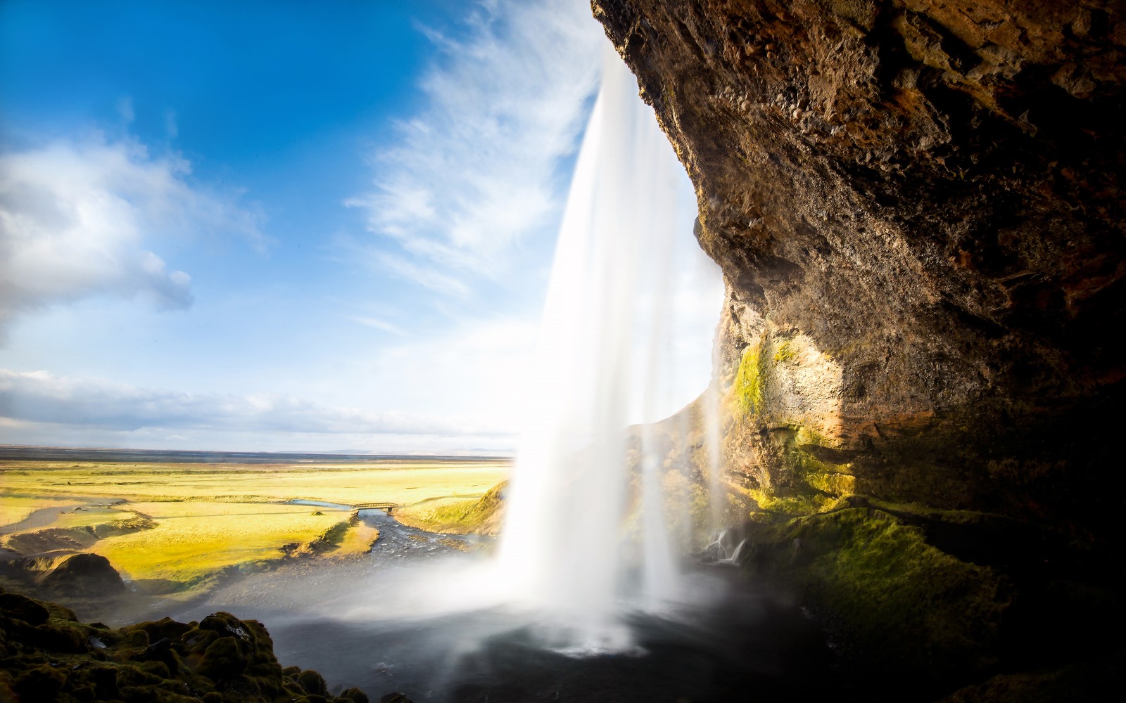 Uma vista de uma cachoeira saindo de uma caverna em um vale verde (seljalandsfoss, cachoeira, islândia, natureza, papel de parede 4k)