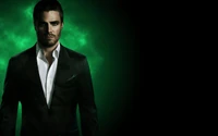 Oliver Queen in einem formellen Smoking vor einem dunklen und geheimnisvollen grünen Hintergrund.