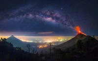 Majestuosa Vía Láctea arqueándose sobre un volcán en erupción al amanecer