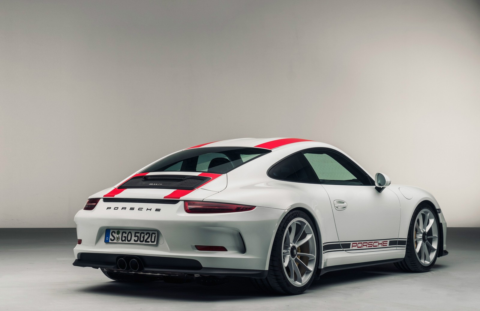 El porsche 911 gts se muestra en un entorno de estudio (porsche 911 gt3, porsche, coche, coche deportivo, porsche 911 r)