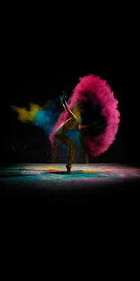 Une danseuse de ballet vibrante, en pose dynamique, entourée d'un nuage tourbillonnant de poussière magenta, rose et violette, incarnant la fusion de la danse moderne et de l'art de la performance sur un fond dramatique.