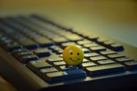 Smiley-Emoticon auf der Tastatur: Eine Nahaufnahme von Freude im Gaming