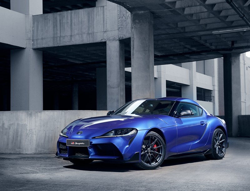 Ближайший план синего спортивного автомобиля, припаркованного на парковке (toyota gr supra 30 mt, 2023, 5k, машины, обои 4k)