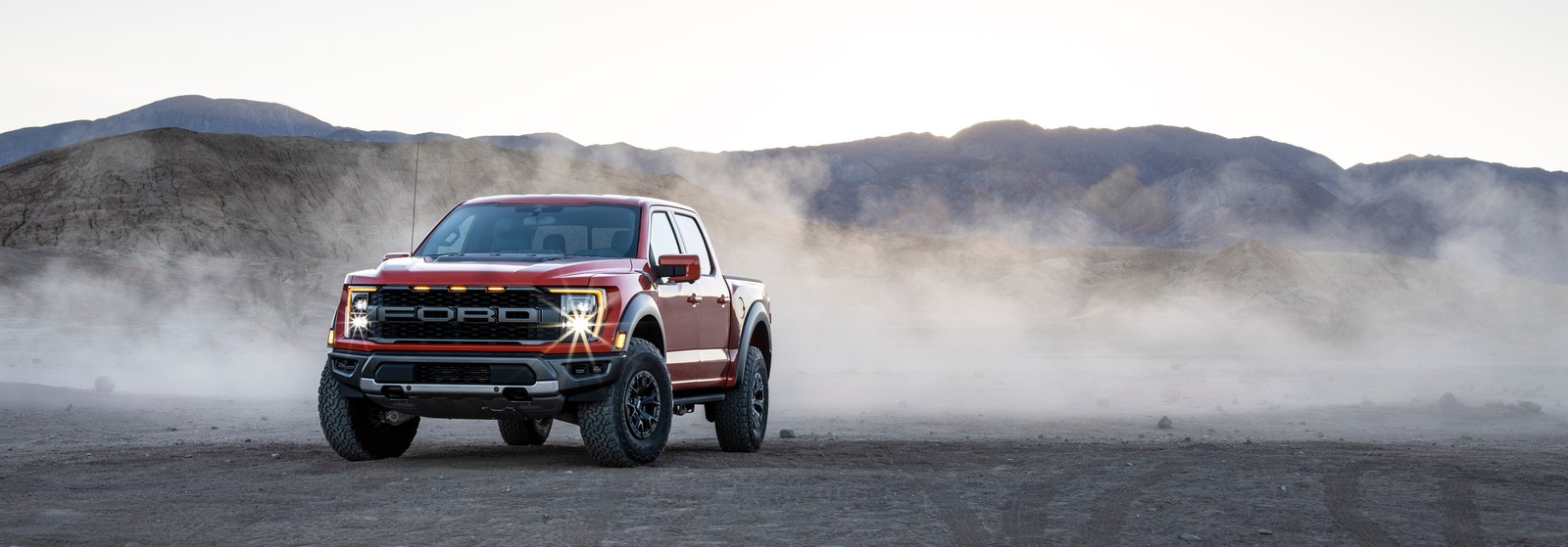 Un primer plano de un camión rojo conduciendo por un camino de tierra (ford f 150 raptor, 2021, 5k, 8k, coches)