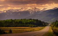 Majestätische Hochlandlandschaft unter sonnenbeschienenen Wolken