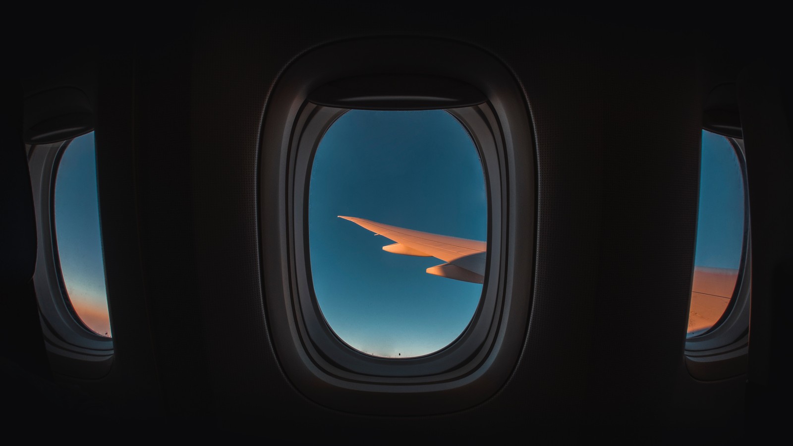 Blick aus einem flugzeugfenster mit dem flugzeugflügel am himmel (flug, flugzeug, blau, architektur, fluggesellschaft)