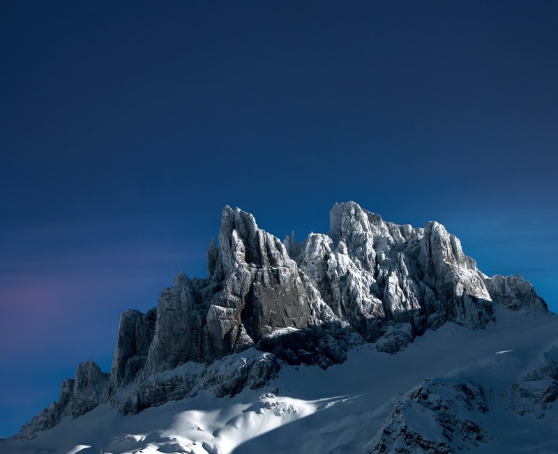 Горы, покрытые снегом, и сноубордисты в ясный день (gross spannort mountain, ури альпы, швейцария, альпы, 5k)