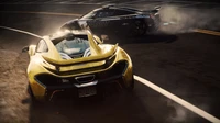 Affrontement à grande vitesse mettant en vedette une McLaren P1 élégante et une voiture de sport de police dans une poursuite pleine d'adrénaline dans les rues urbaines.