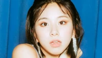 Chaeyoung de TWICE: Belleza cautivadora en un fondo azul