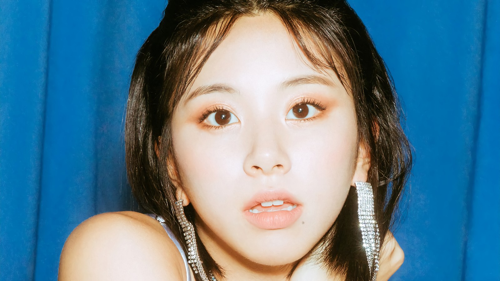 Gros plan d'une femme avec un collier et des boucles d'oreilles (chaeyoung, chae young, 채영, son chae young, twice kpop)