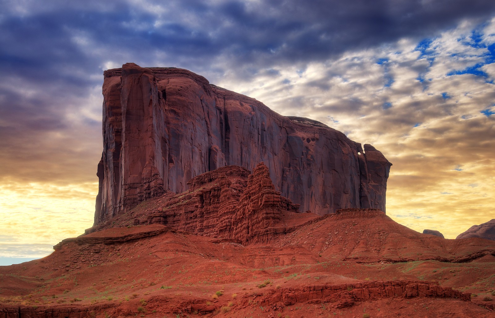 Близкий план крупной горной формации в пустыне (долина памятников, monument valley, плато колорадо, пустыня, бют)