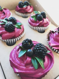 Cupcakes de Placer de Bayas con Glaseado Cremoso Magenta