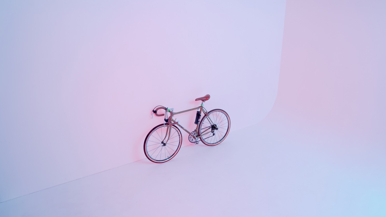 Una bicicleta apoyada contra una pared (bicicleta, rosa, meñique)