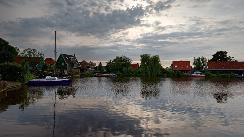 Лодки пришвартованы на воде в маленьком городке. (отражение, облако, вода, водные ресурсы, лодка)