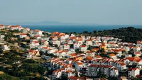 Lebendige Vorstadt-Stadtlandschaft mit Blick auf den Horizont