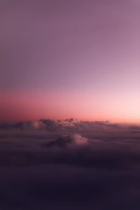 Gelassene Dämmerung über den Wolken