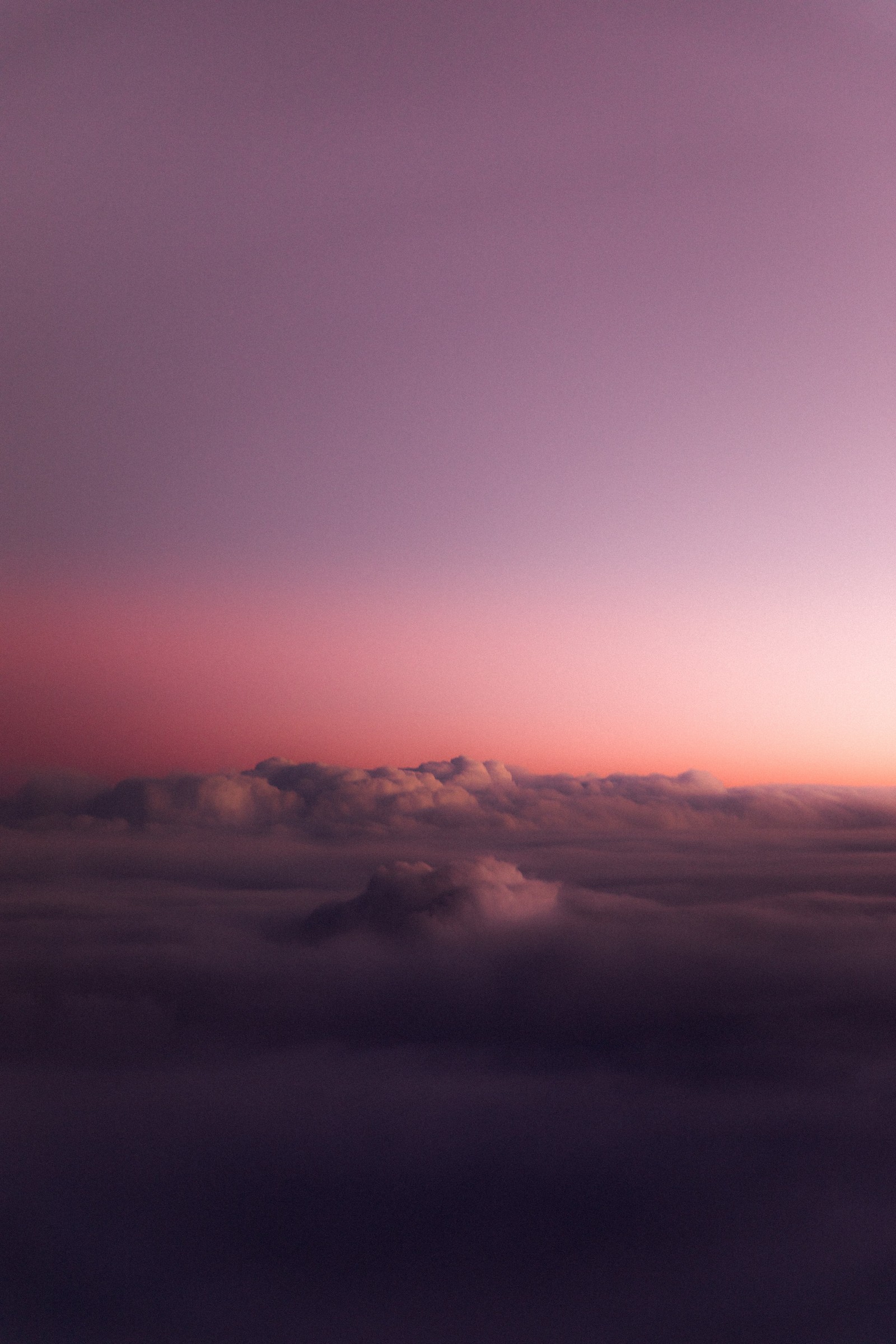 Vue d'arafat d'un avion survolant un ciel nuageux (nuage, lever de soleil, coucher de soleil, atmosphère, crépuscule)