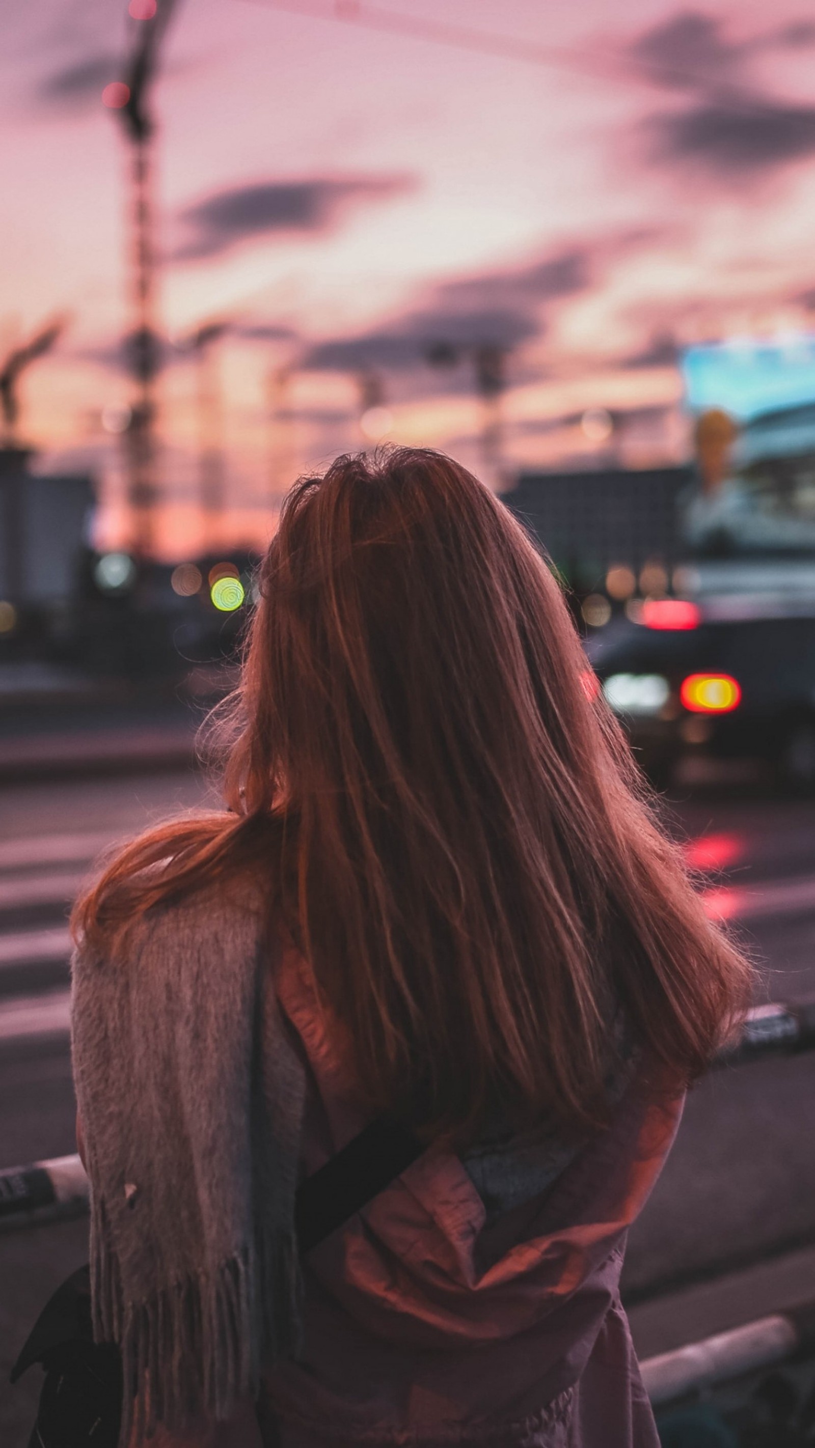 Une femme girafe avec de longs cheveux rouges se tenant sur un pont en regardant la ville (seul, ville, fille, amour, modèle)