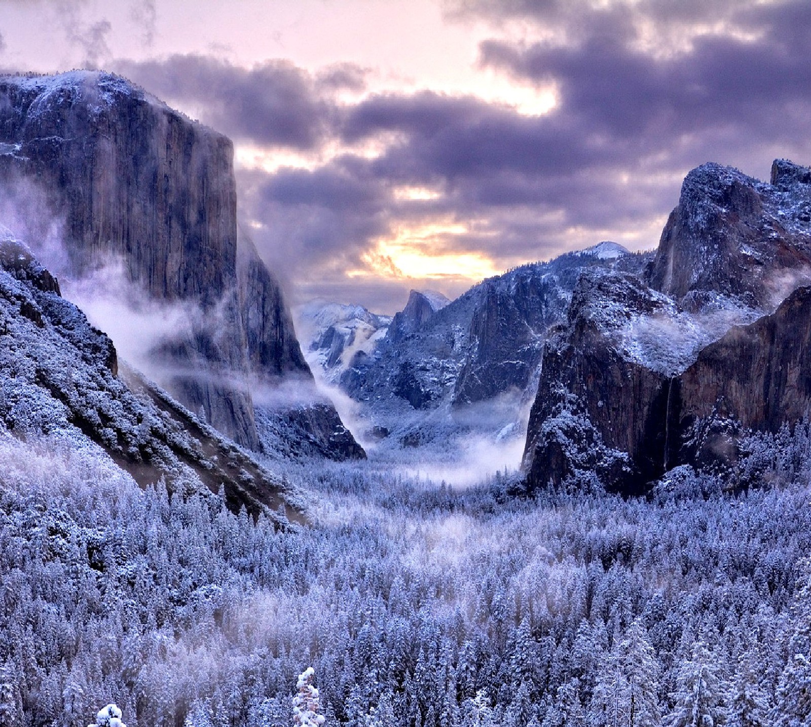 Uma imagem artística de um vale com montanhas cobertas de neve e árvores (inverno)