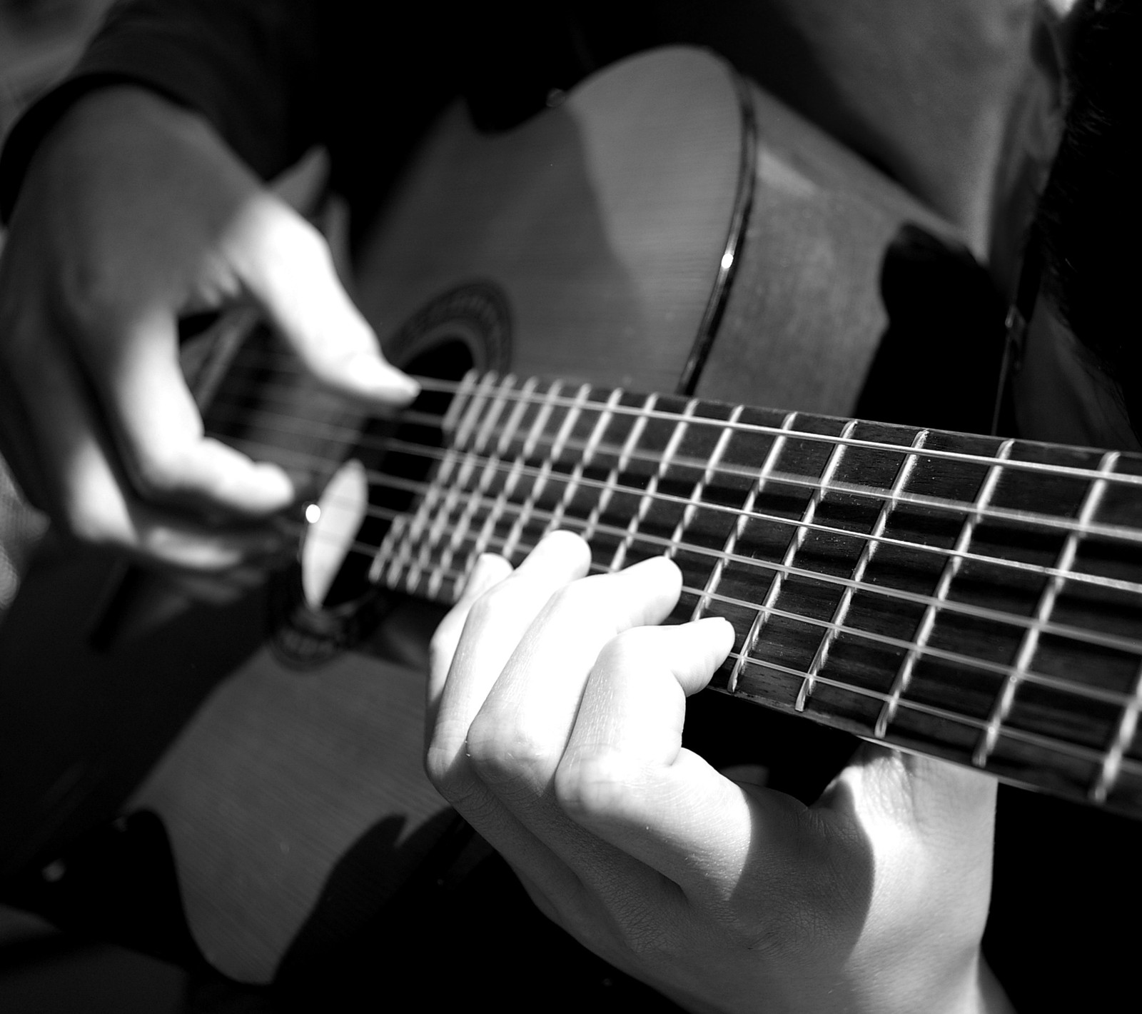 Alguém está tocando violão com as mãos (preto, violão, guitarrista, tocar música, branco)