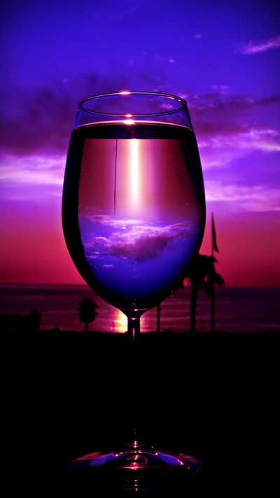 Reflets de lever de soleil violet dans le verre au bord de la mer tropicale