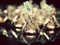 Besos Hershey's brillantes con envolturas de papel de aluminio reflectante