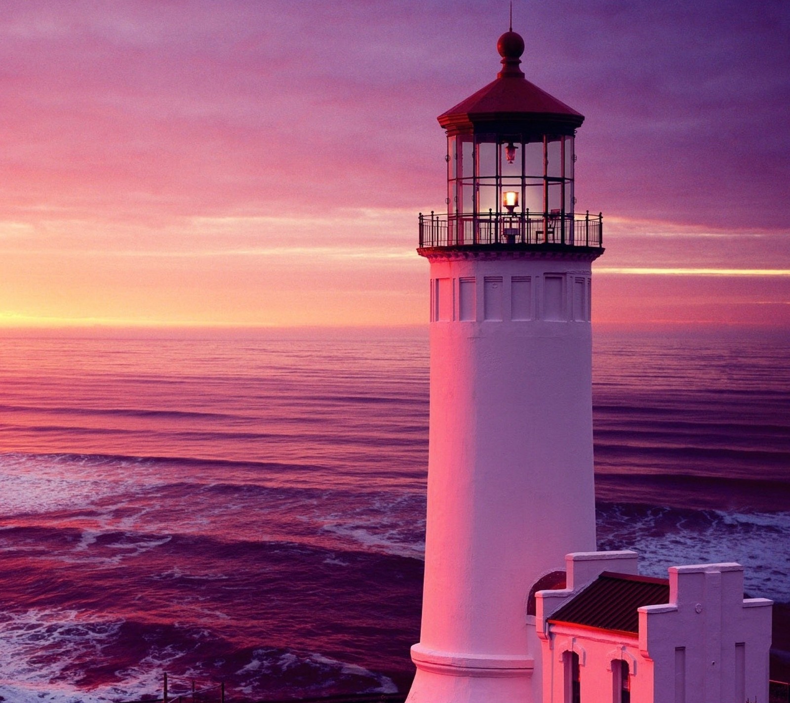 Vista árabe de um farol com um céu rosa e um oceano ao fundo (arte, crepúsculo, anoitecer, farol, natureza)