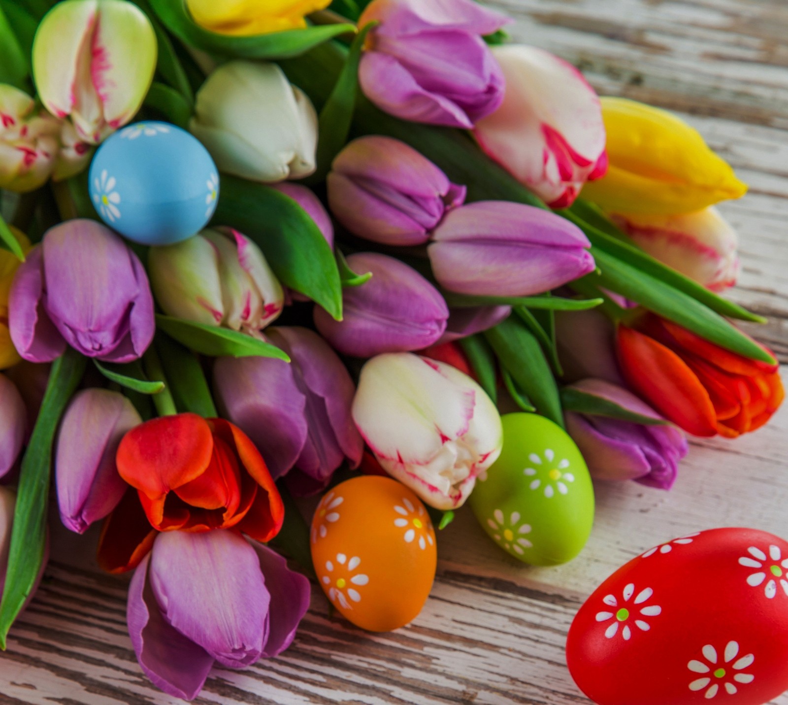 Un primer plano de un ramo de flores y un huevo rojo (abej, beograd, pascua, huevos)