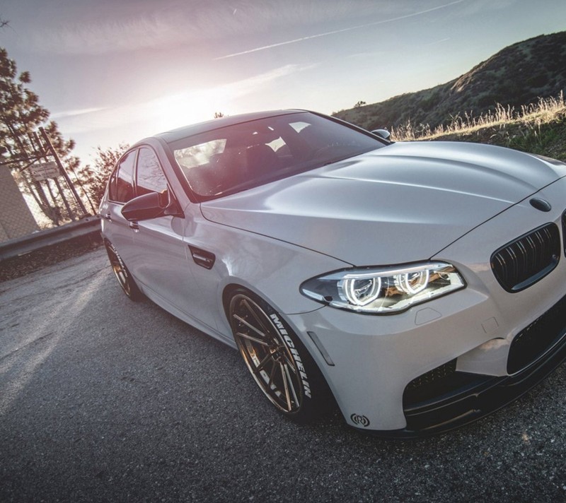 Близкий план белого автомобиля bmw, припаркованного на дороге (авто, bmw, машина, новый)