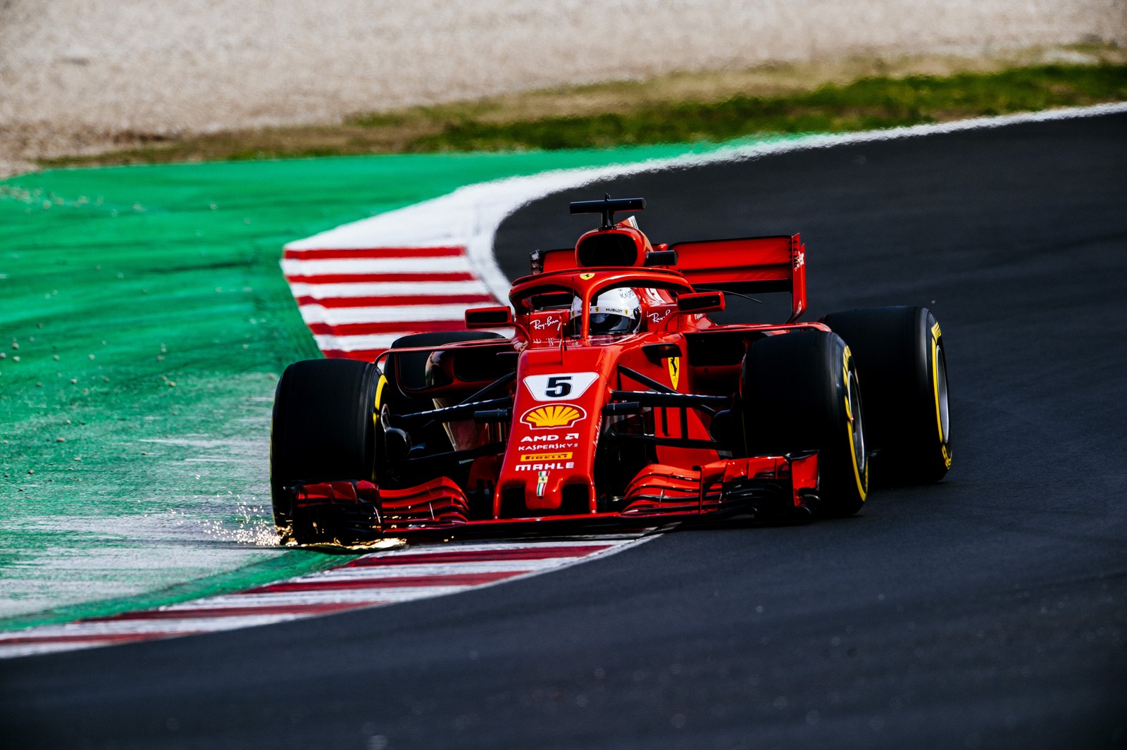 Image retravaillée d'une voiture de course rouge roulant sur une piste avec une bande rouge et blanche (bleu, taureau, voiture, formule, formule)