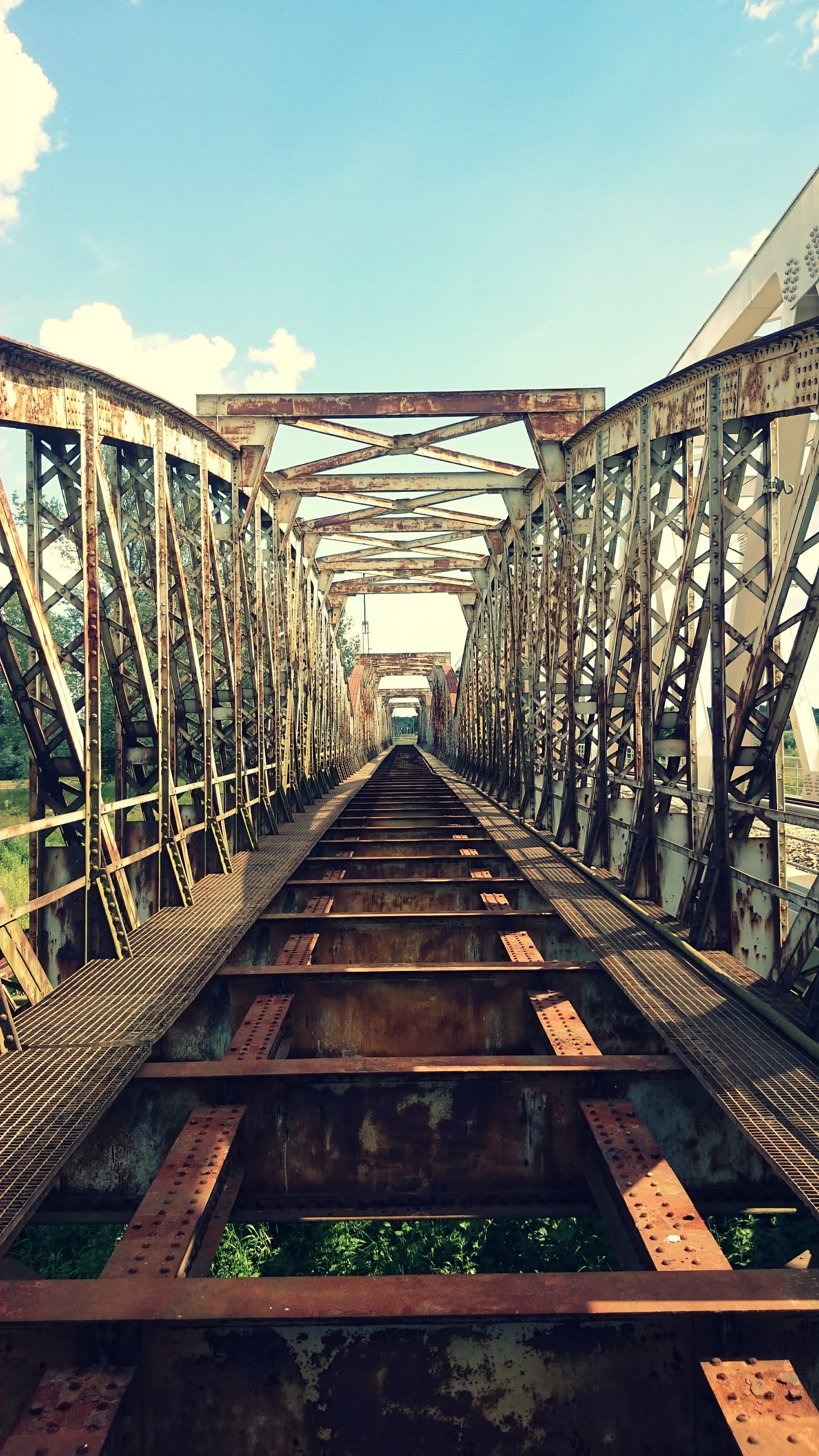 Há uma linha de trem que passa por uma ponte (ponte, perdido, antigo, polônia, ferrovia)