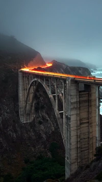 Icônico Puente Bixby: Uma ponte majestosa em meio a paisagens nebulosas