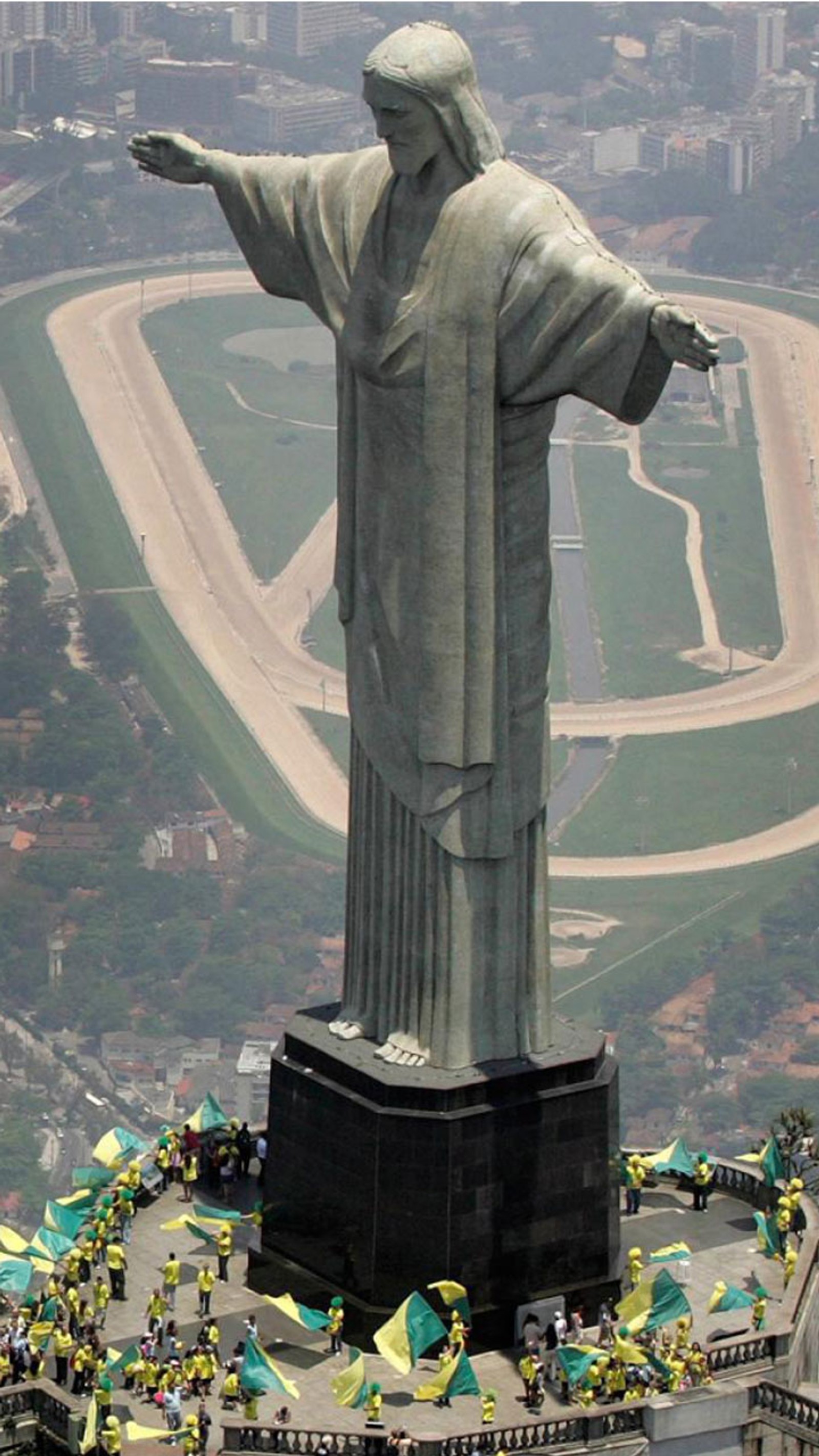 Arabische statue von jesus auf einem hügel mit einer menschenmenge (brasilien, ch, christus, christlich, jesus)