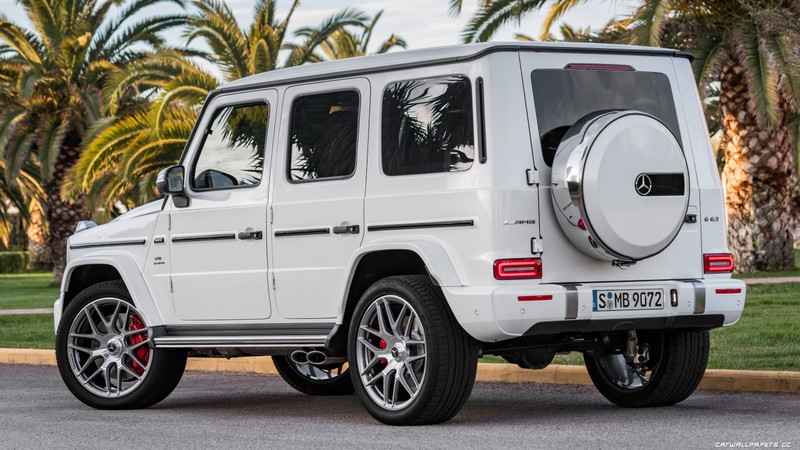 Близкий план белого mercedes g-класса, припаркованного на стоянке (машина, колесо, обод, mercedes benz s class, mercedes benz g class)