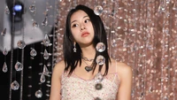 Chaeyoung von TWICE strahlt Eleganz vor einem funkelnden Hintergrund aus