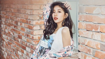 Suzy Bae: Estilo cativante contra um fundo de tijolos