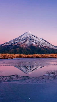 Lago Crater Sereno Reflexión de un volcán cubierto de nieve al amanecer