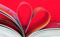 Coração de amor criado a partir de páginas de um livro em um fundo vermelho