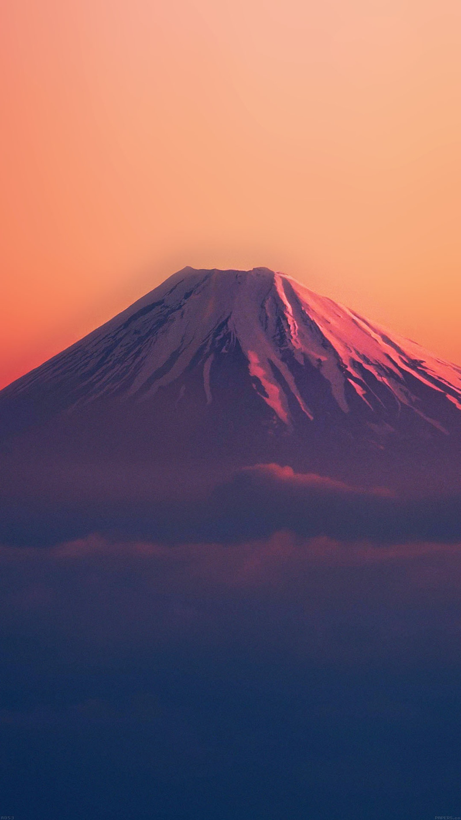 Une montagne arabe avec un ciel rose. (stratovolcan, formes montagneuses, montagne, forme volcanique, nuage)