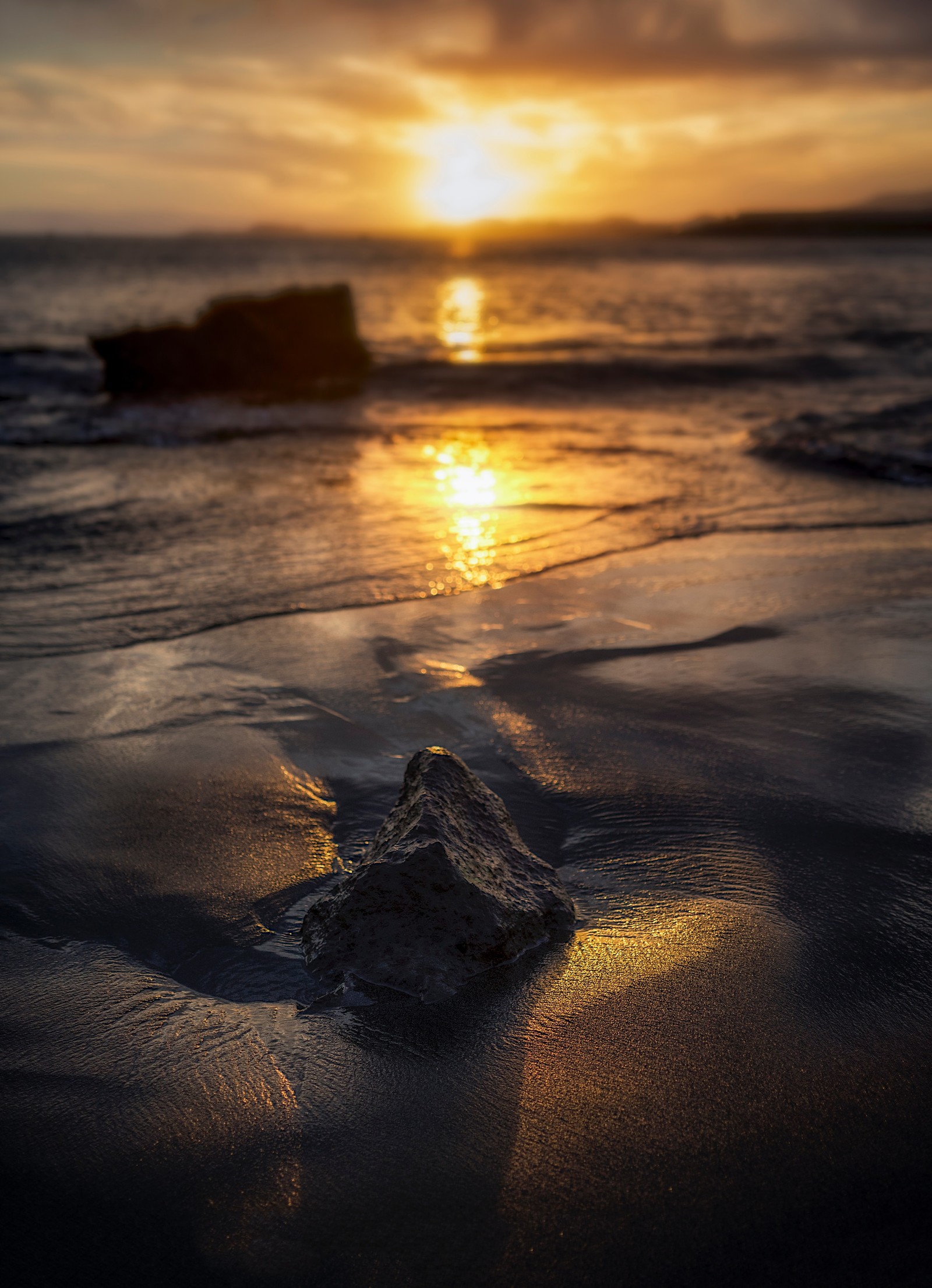 Arafed rock on the beach at sunset with the sun setting (sunset, beach, sea, horizon, nature)