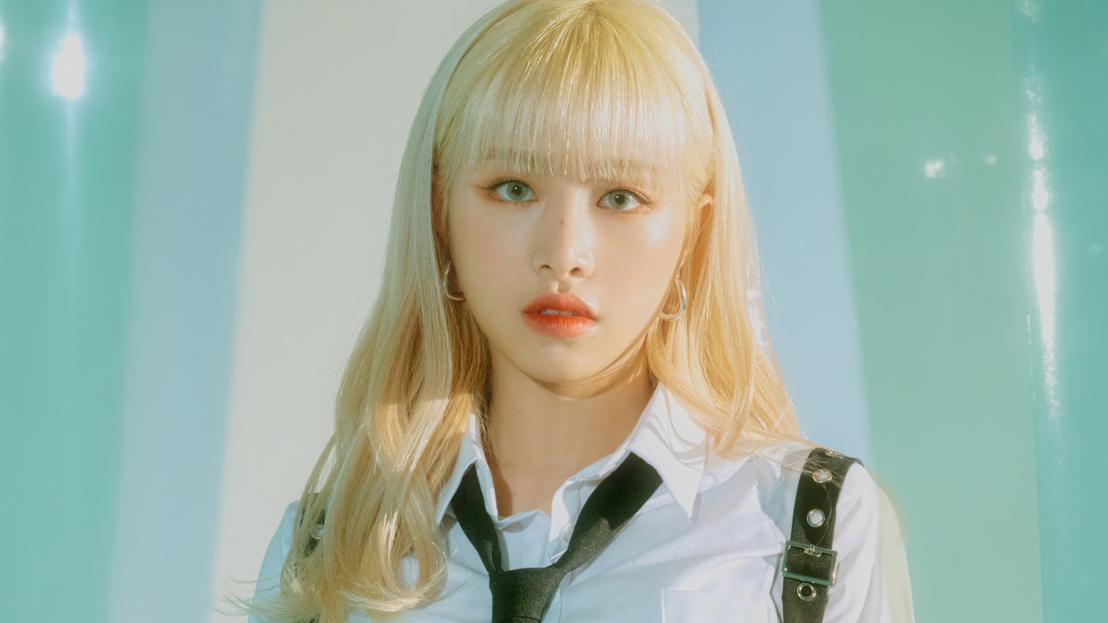 Une fille arabe avec des cheveux blonds portant une chemise blanche et une cravate noire (chaewon, kim chae won, 김채원, avril kpop, avril)