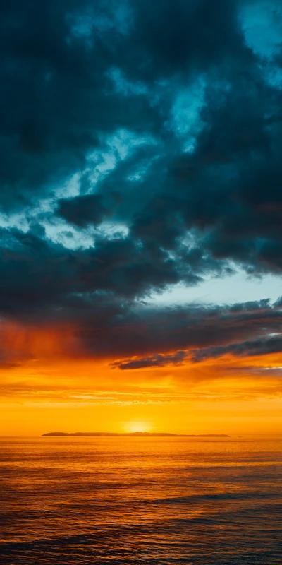 Lueur ambrée sur des eaux tranquilles et des nuages cumulus