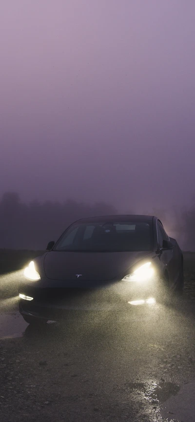 Tesla Model 3 im Ätherischen Nebel mit Reflektierendem Licht