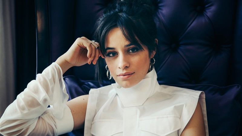 Арабская женщина в белой рубашке сидит на фиолетовом стуле (camila cabello, знаменитость, певец, брюнетка, девочки)